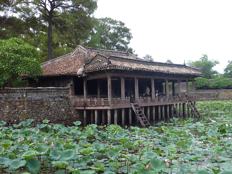 嗣徳帝陵